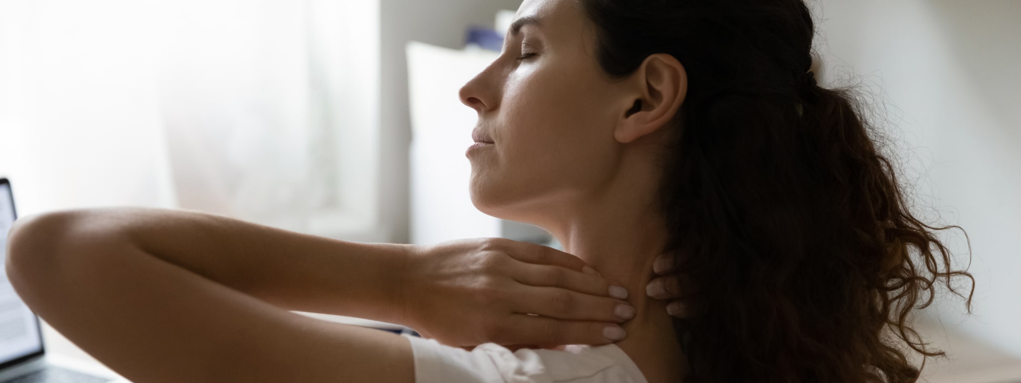 senhora com dores agarrada ao pescoço