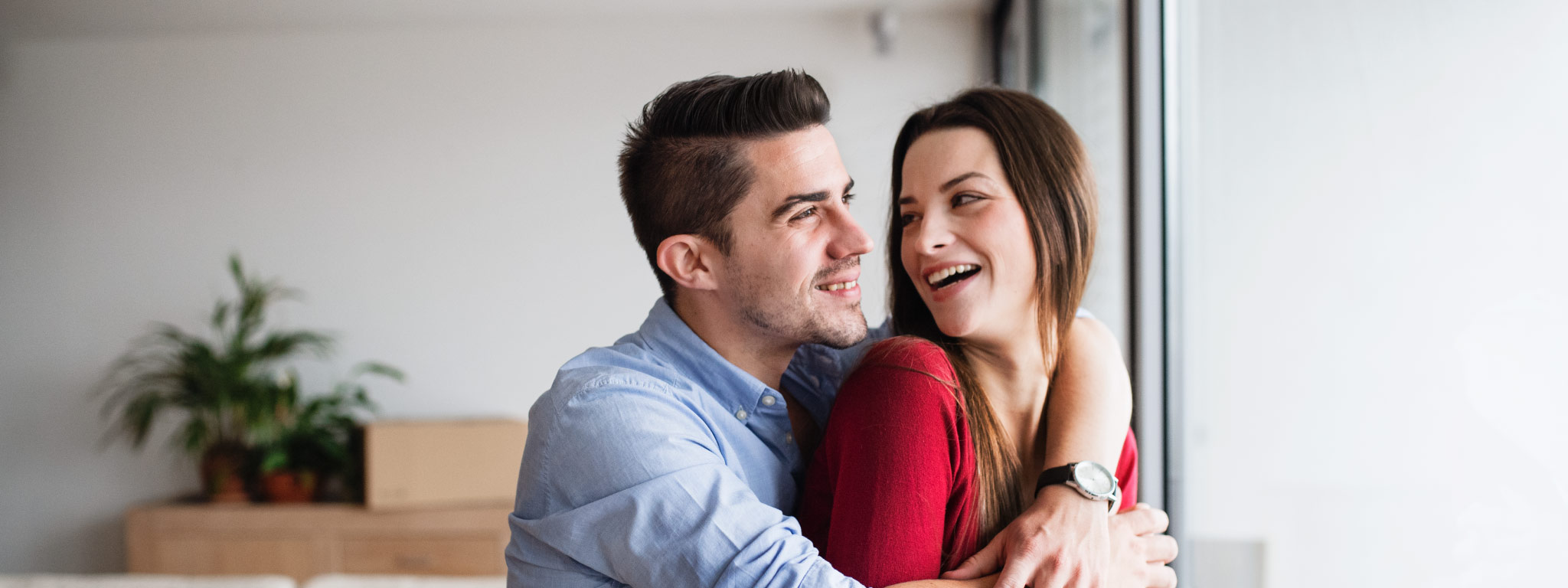 homem e mulher sorridentes e abraçados