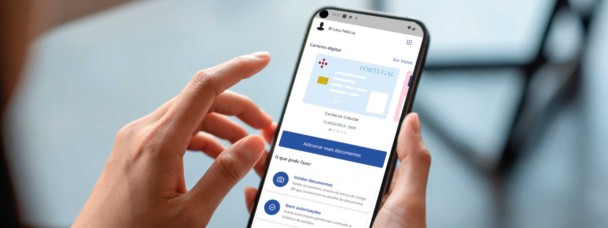 pessoa a consultar a aplicação id.gov.pt no telemóvel