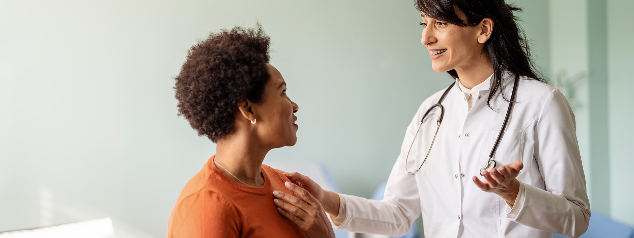 senhora em consulta com uma médica