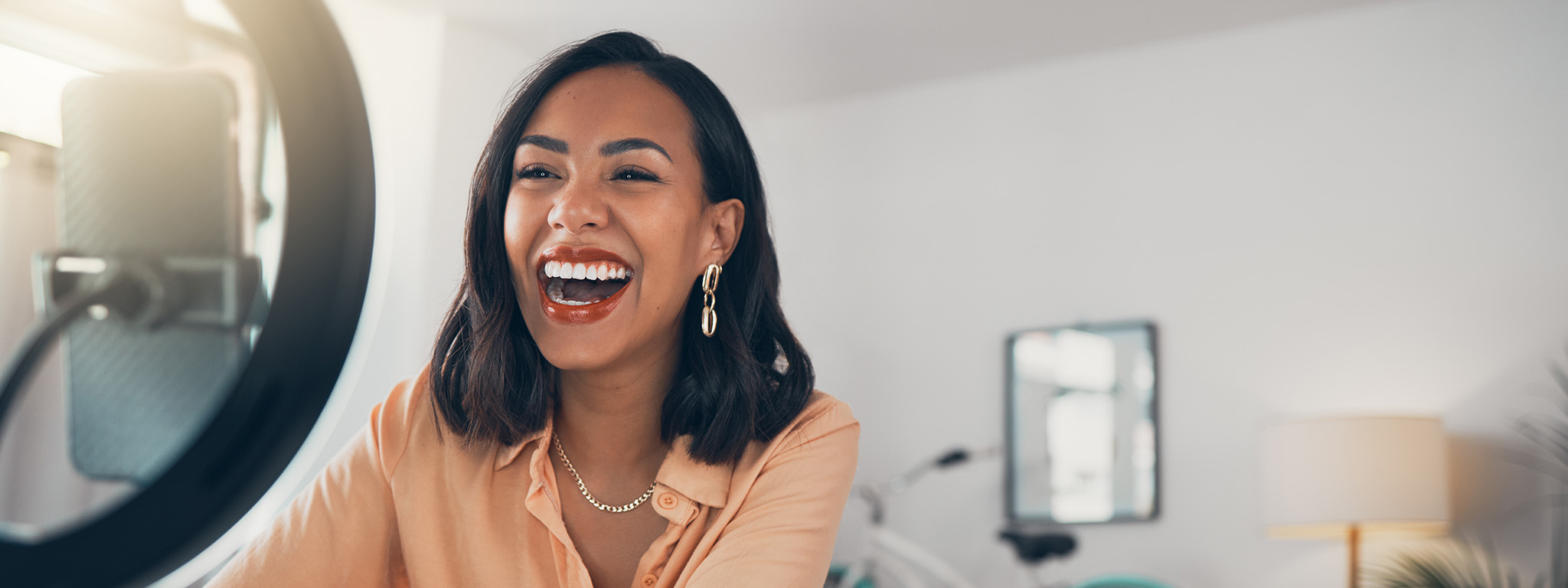 senhora a fazer um live para redes sociais