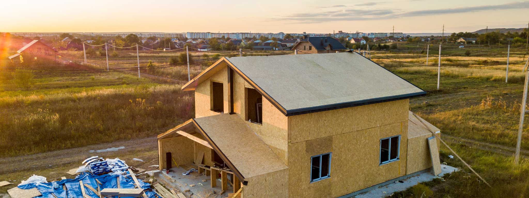 Imagem de casa pré-fabricada a ser construída num terreno campestre.