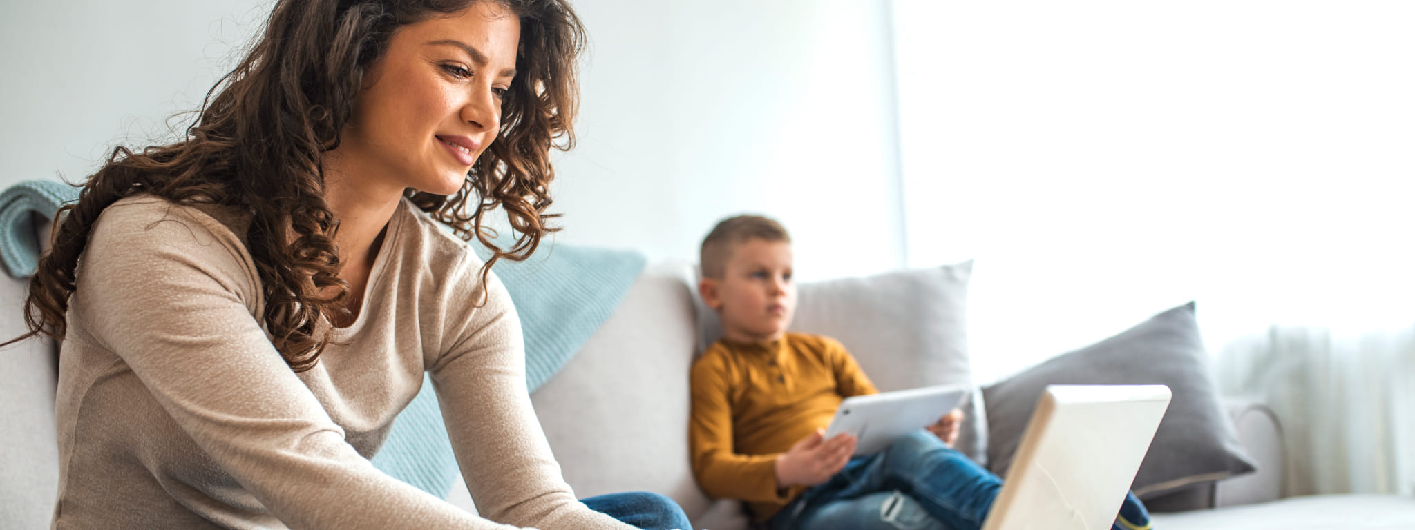 mulher escolhea melhor conta poupança no pc