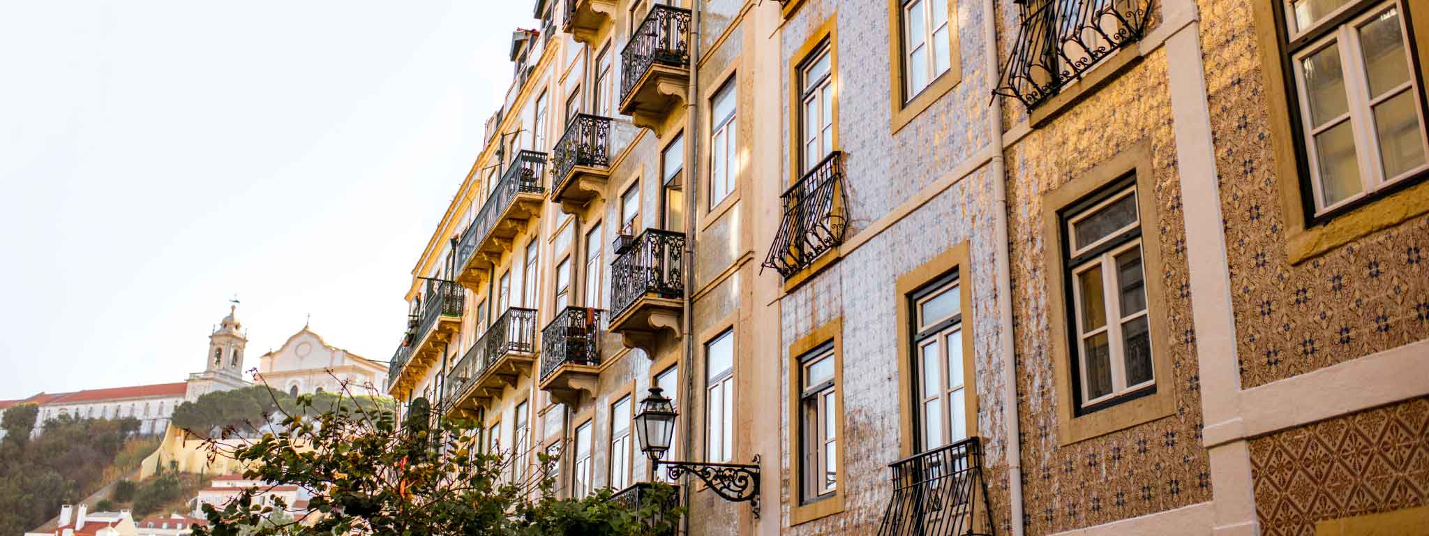  imagem de fechada de edifício numa rua