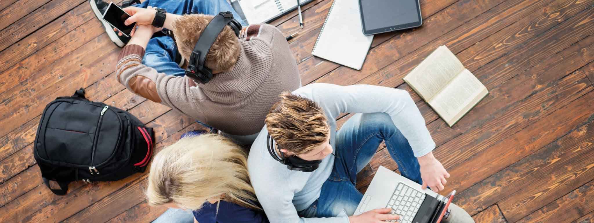 vários jovens sentados no chão a estudar