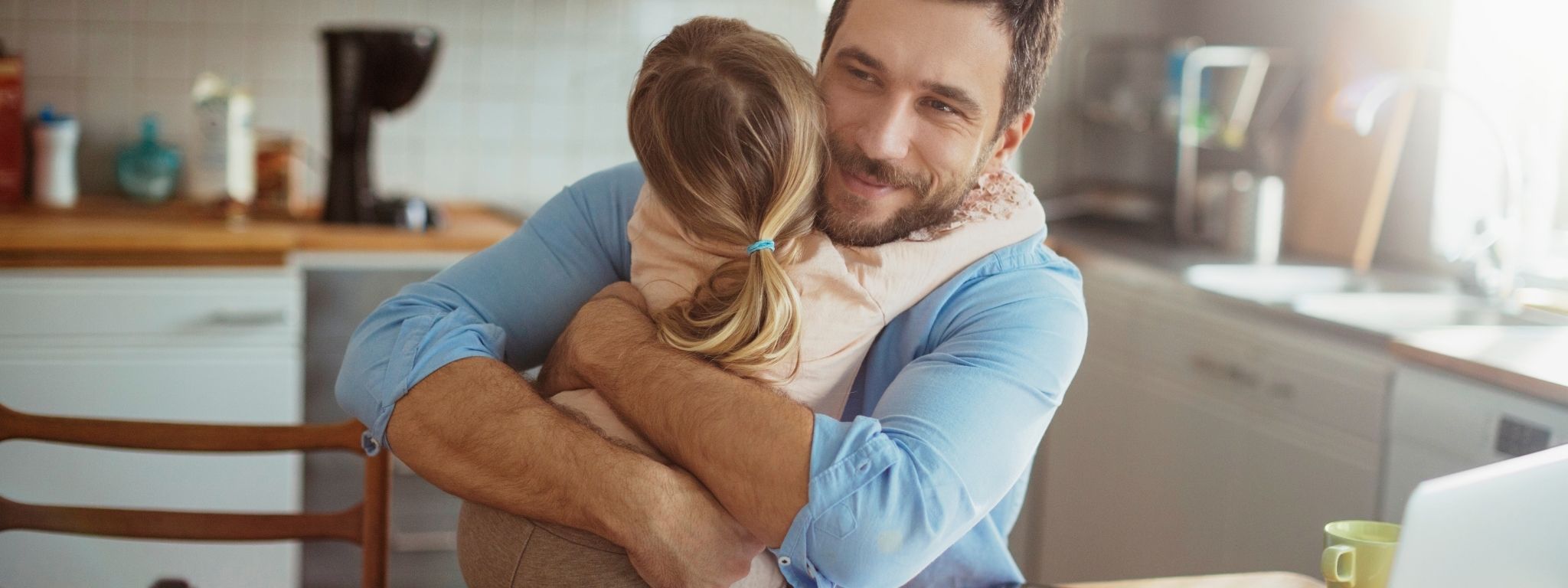 Pensão de alimentos e pai abraça criança