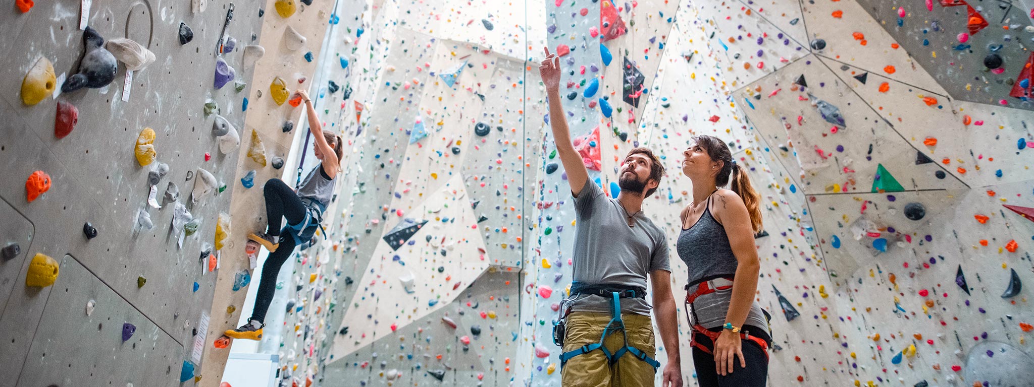 senhor e senhora a fazer escalada