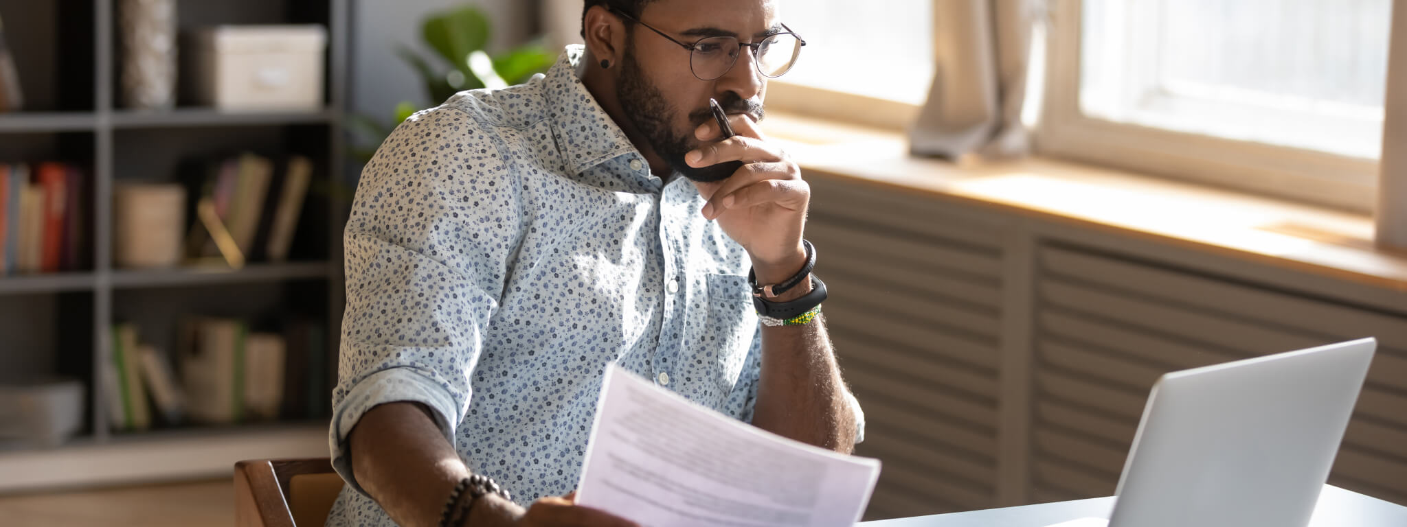 senhor ao computador a ver programas de contabilidade de empresas