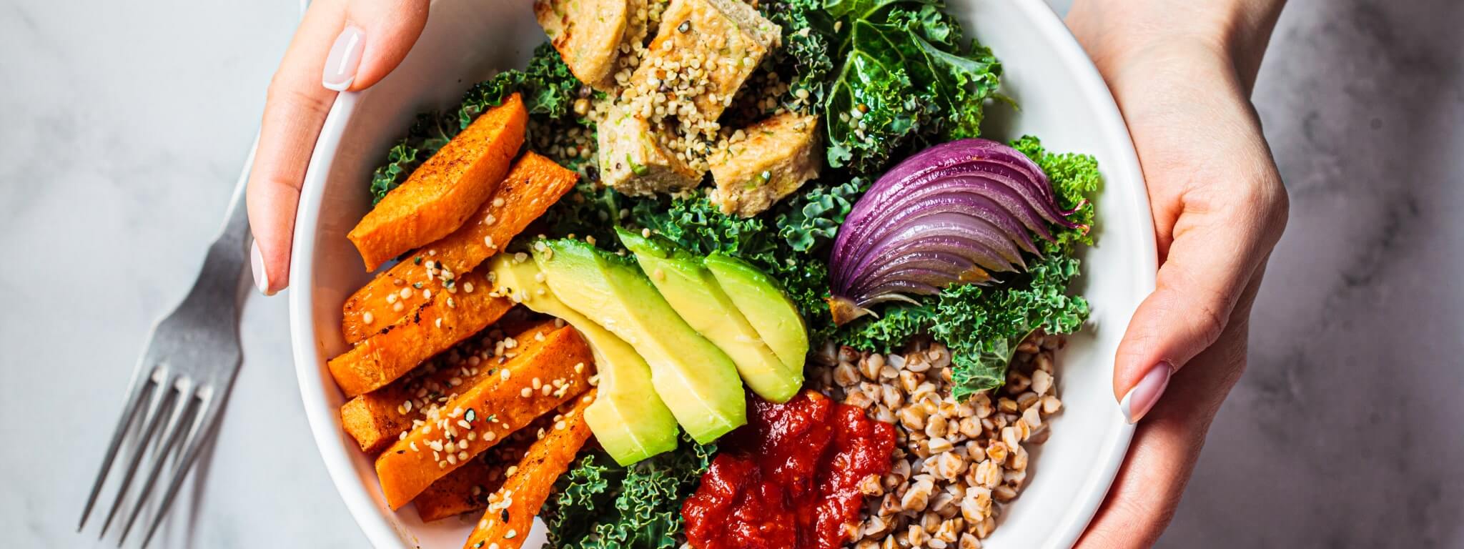 salada com vários legumes e sementes