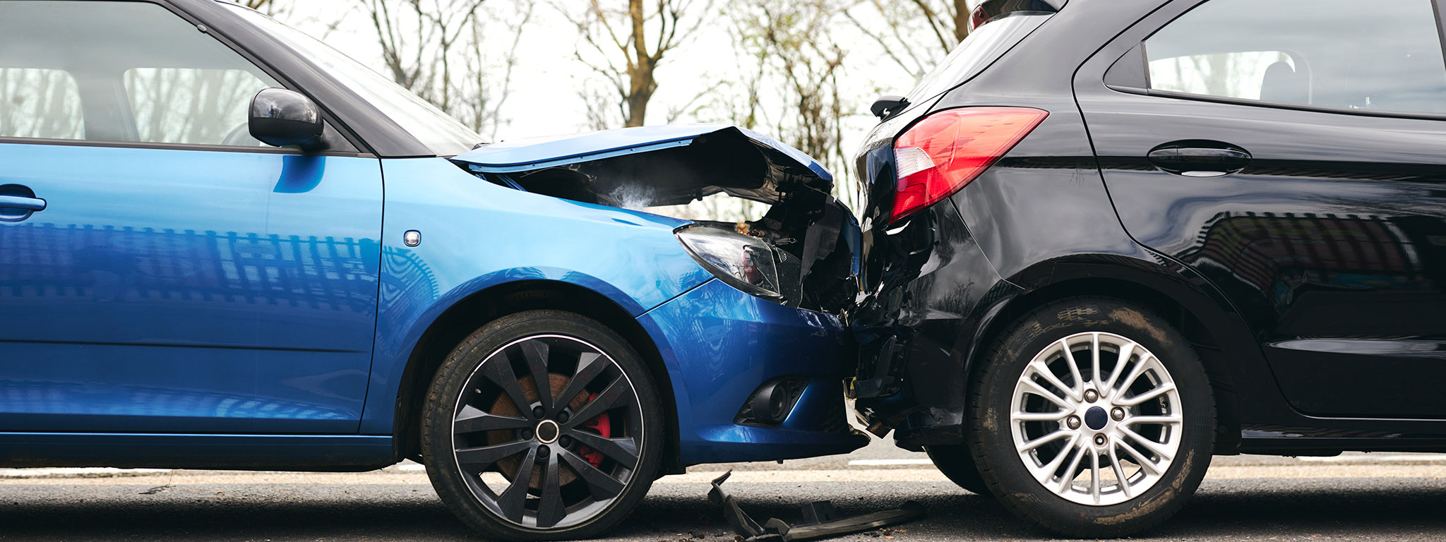 acidente entre dois carros com uma batida por trás