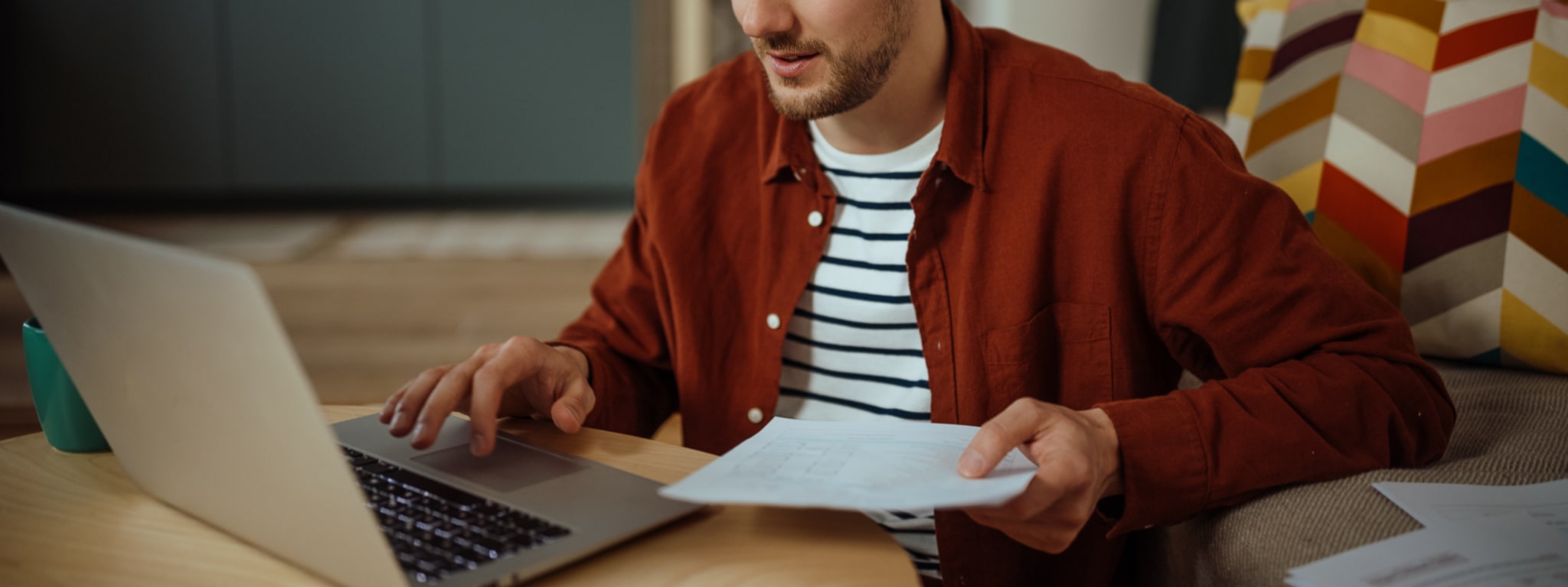 senhor em frente a um computador a fazer pagamentos online