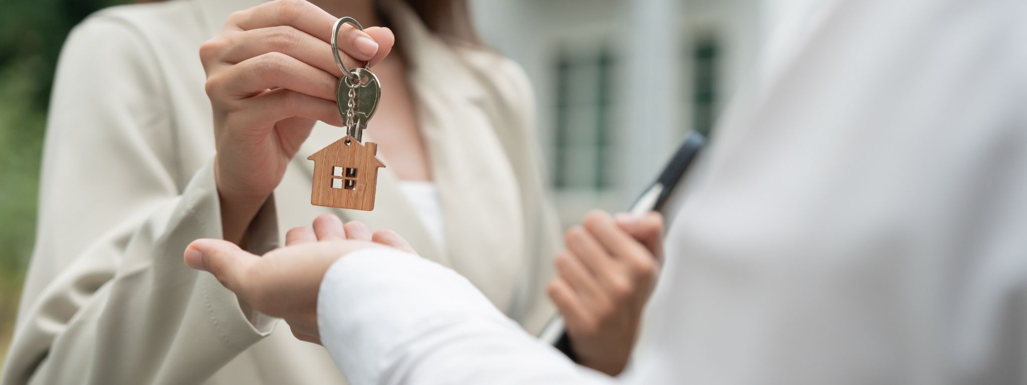 guia para vender casa - senhora a entregar uma chave