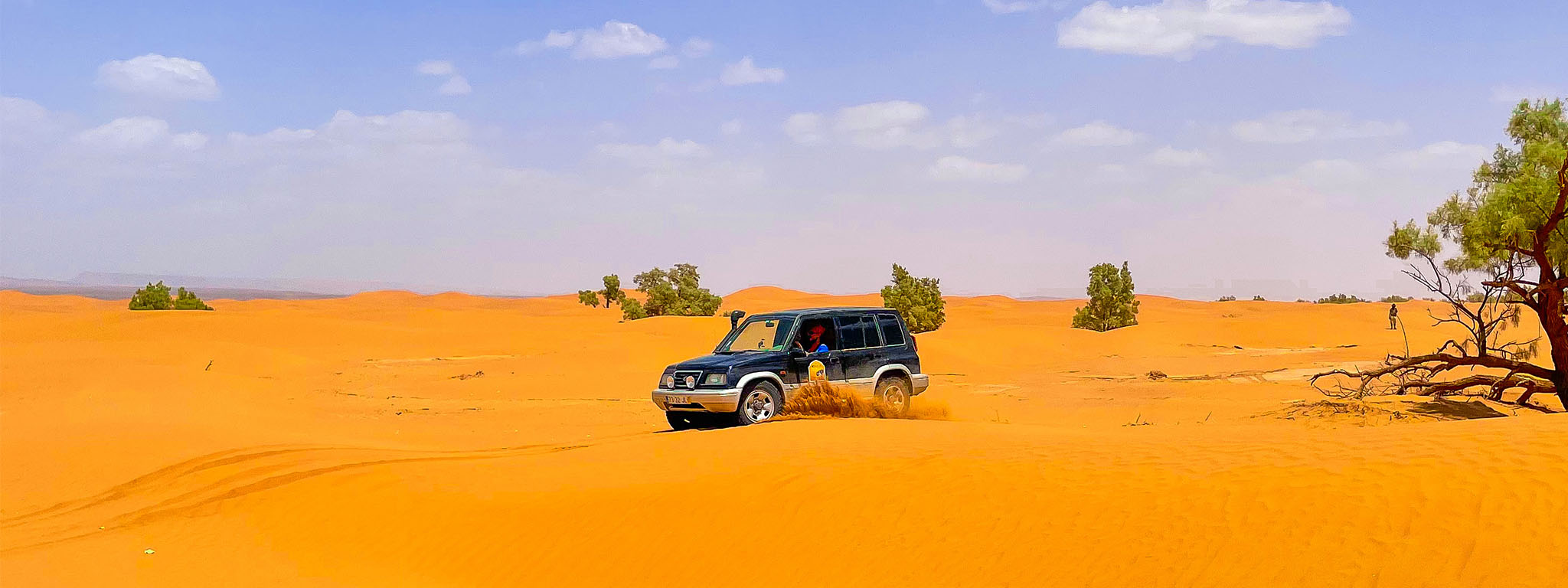 jipe no meio de um deserto
