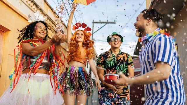 grupo de jovens a festejar o carnaval juntos