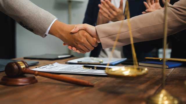 aperto de mão sobre a mesa de um tribunal