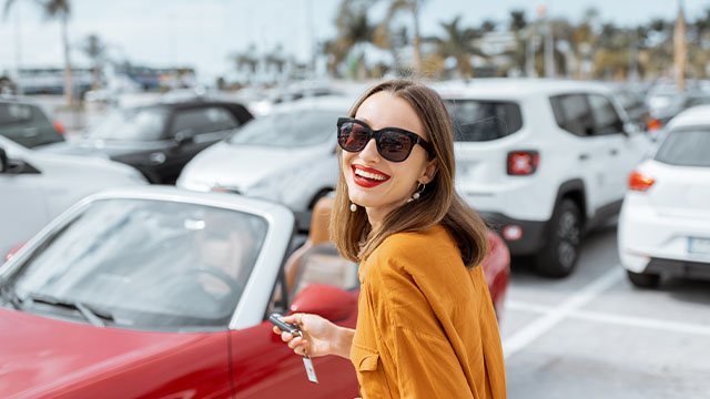 senhora a caminho do carro com a chave mão