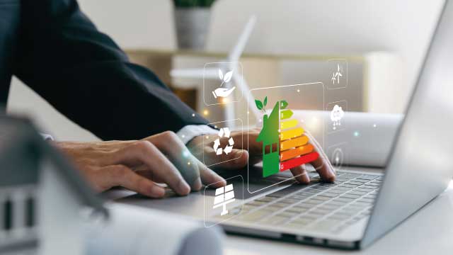 imagem de pessoa a pesquisar no computador sobre certificado energético