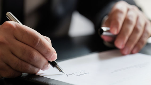 senhor a assinar um contrato com caneta de tinha permanente