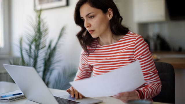 senhora em frente a um computador a fazer o seu IRS