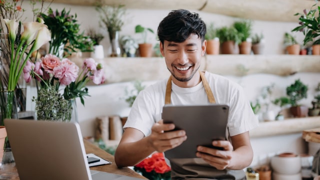florista com um tablet na mão