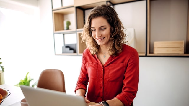 senhora a trabalhar num computador portátil