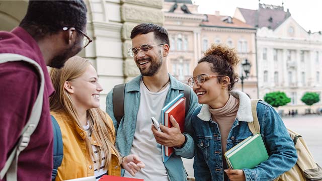 jovens a conversarem com livros na mão