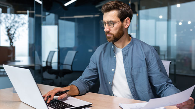 senhor no computador a fazer uma formação digital