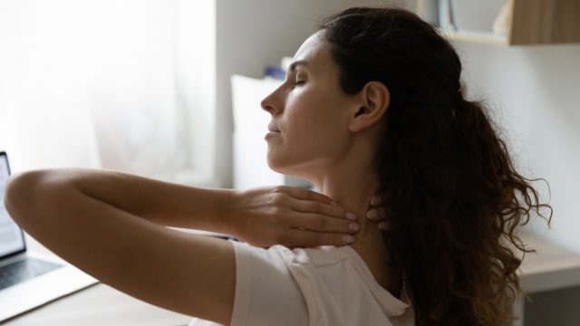 senhora agarrada ao pescoço com dores