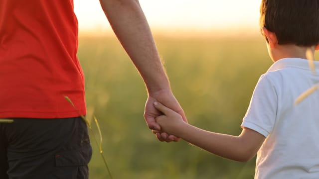 Garantia para a infância e pai a dar a mão a filho