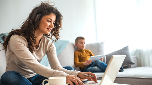 mulher escolhea melhor conta poupança no pc