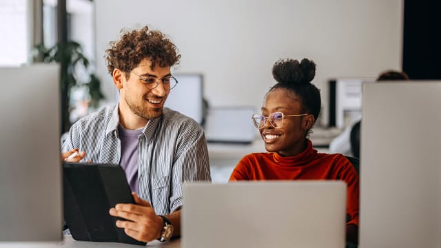 dois jovens a trabalhar num escritório