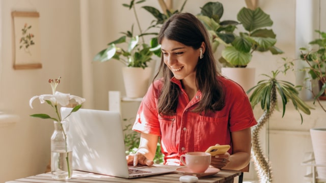 senhora em computador a pagar imi online