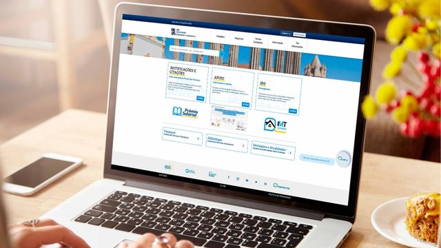 computador com site da autoridade tributária no ecrã