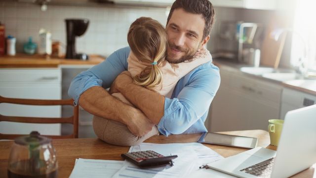 Pensão de alimentos e pai abraça criança