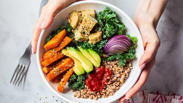tigela com salada saudável com vários legumes e sementes