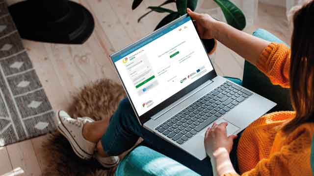 senhora no computador no site da segurança social direta