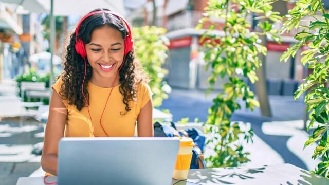 jovem ar ar livre a trabalhar num computador