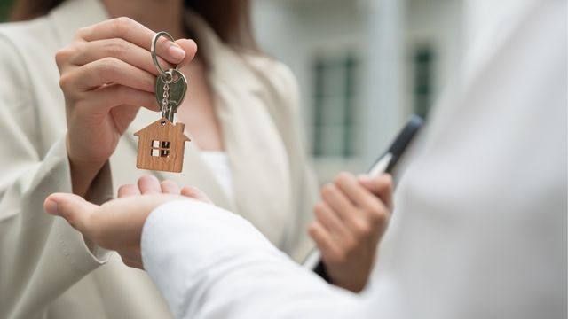 guia para vender casa - senhora a entregar uma chave