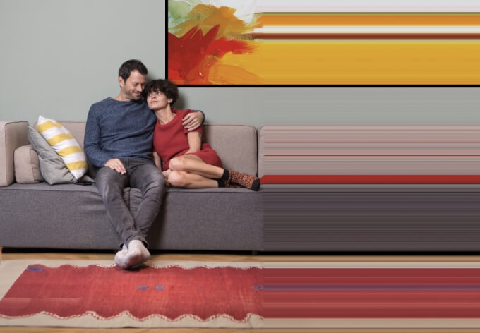casal abraçado e sentado num sofá