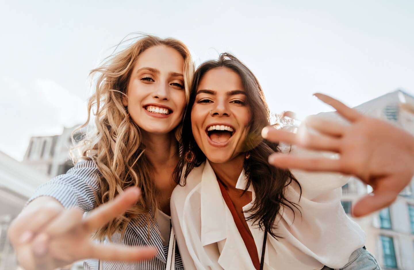 duas mulheres sorridentes a pousar para câmara