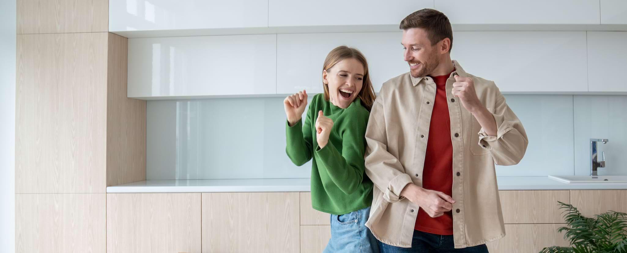 homem e mulher dançam numa cozinha