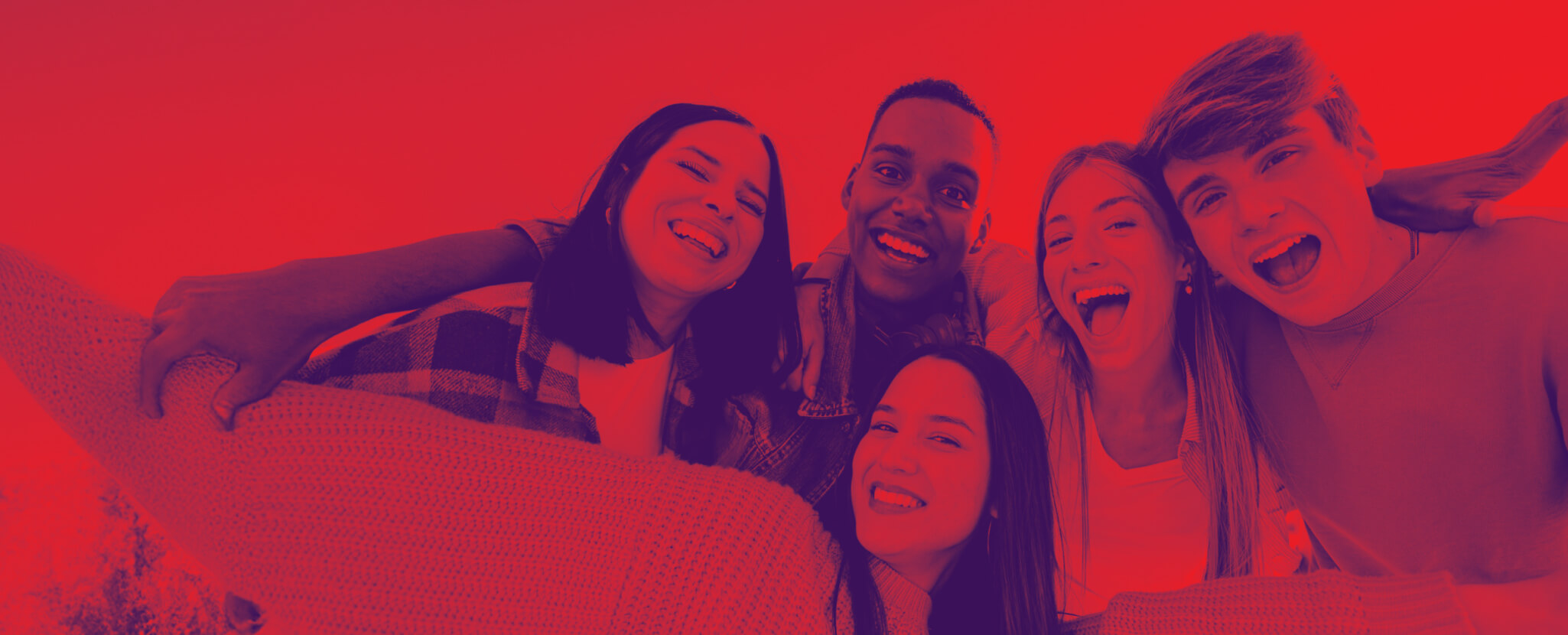 Duas jovens felizes após abrir conta jovem online.