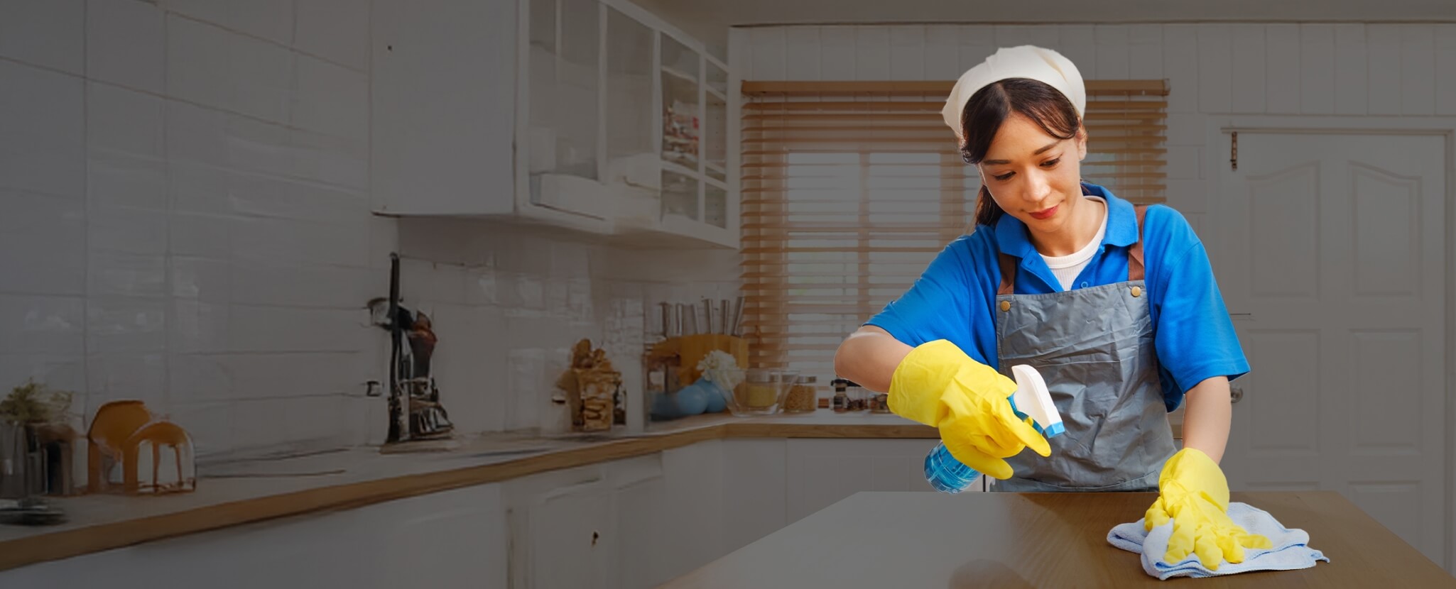 empregada doméstica a trabalhar