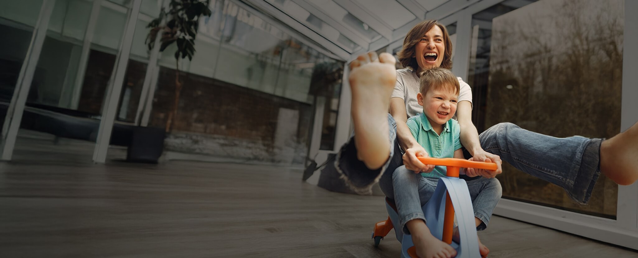 adulta e criança divertem-se