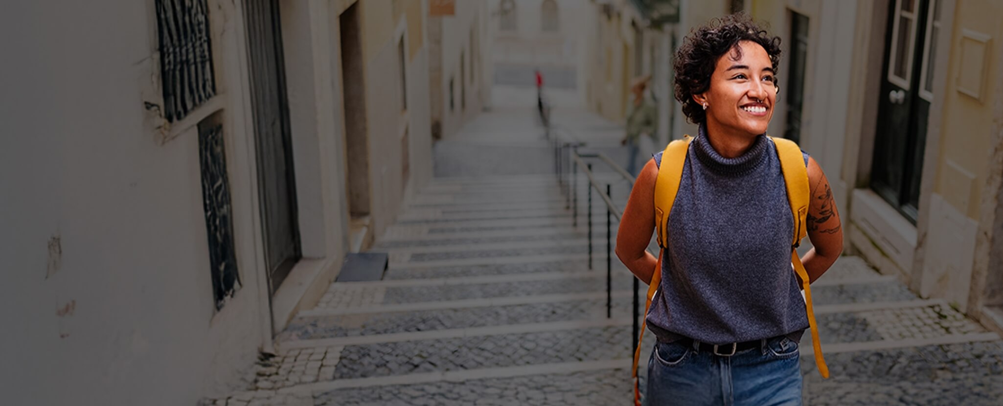 mulher sorridente no topo de uma escadaria