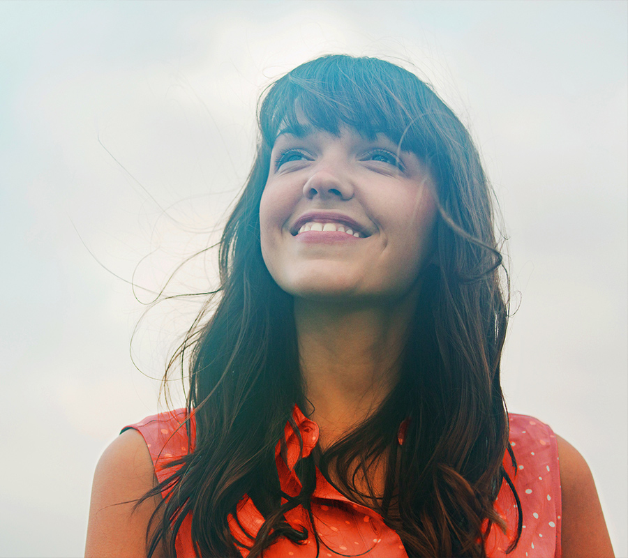  uma jovem sorridente