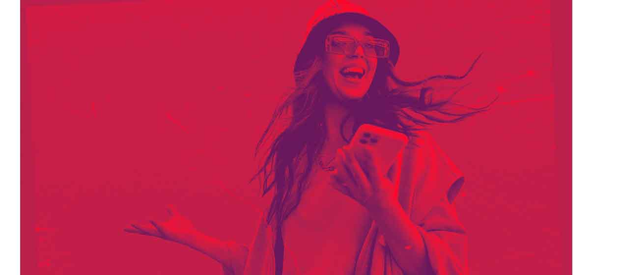 Rapariga a usar app santander no smartphone
