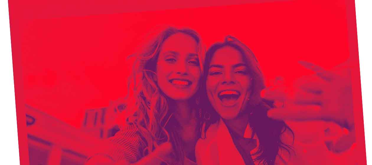 Duas Jovens felizes com a Conta Jovem