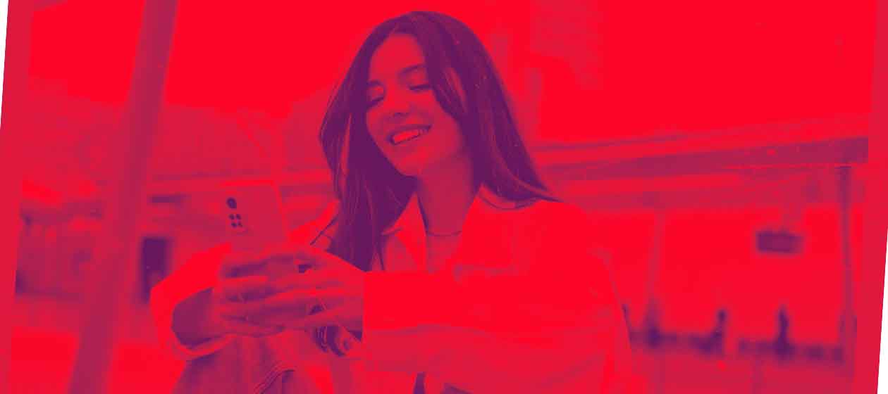 Jovem a fazer operações bancárias no smartphone