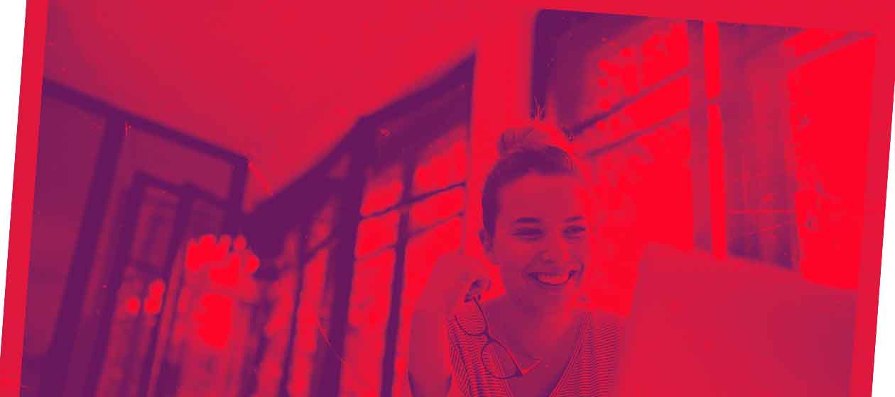 Jovem feliz com a conta Jovem Santander